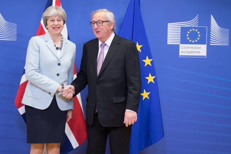 May und Jean-Claude Juncker nähern sich an: London und Brüssel einigen sich am 8. Dezember 2017 auf drei Hauptbereiche für die Trennung: Großbritanniens Finanzverpflichtungen an die EU, die Rechte von EU-Bürgern und die künftige Grenzregelung zwischen Irland und Nordirland.