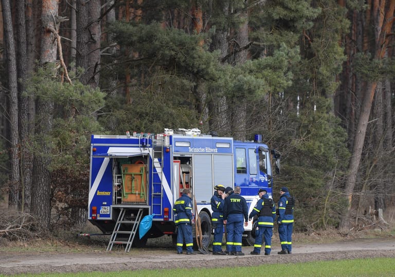 Brandenburg, am Wolziger See: Am Dienstag hat die Polizei die Suche nach der vermissten Rebecca wieder aufgenommen. Helfer des Technischen Hilfswerks (THW) bereiten sich auf einem Waldweg im Landkreis Oder-Spree auf den Einsatz vor.