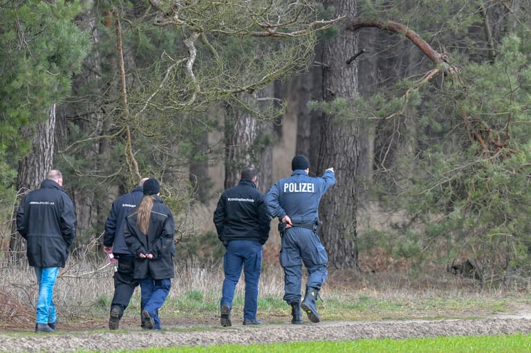 Kriminaltechniker und Beamte der Kriminalpolizei: Während der Suche nach der vermissten Rebecca gehen die Einsatzkräfte an einem Waldgebiet im Landkreis Oder-Spree entlang.