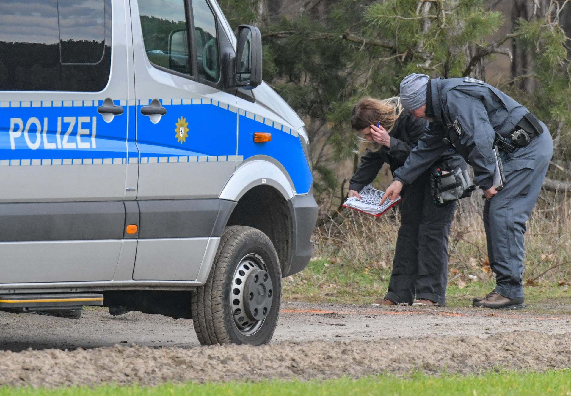 Brandenburg, Rieplos: Beamte der Kriminalpolizei stehen während der Suche nach der vermissten Rebecca an einem Waldgebiet im Landkreis Oder-Spree.