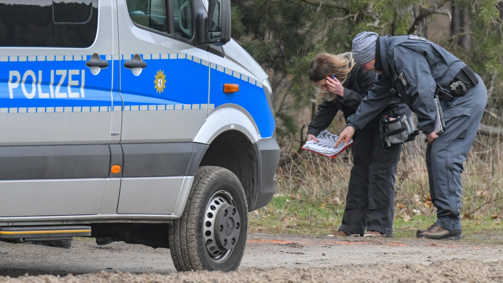 Brandenburg, Rieplos: Beamte der Kriminalpolizei stehen während der Suche nach der vermissten Rebecca an einem Waldgebiet im Landkreis Oder-Spree.