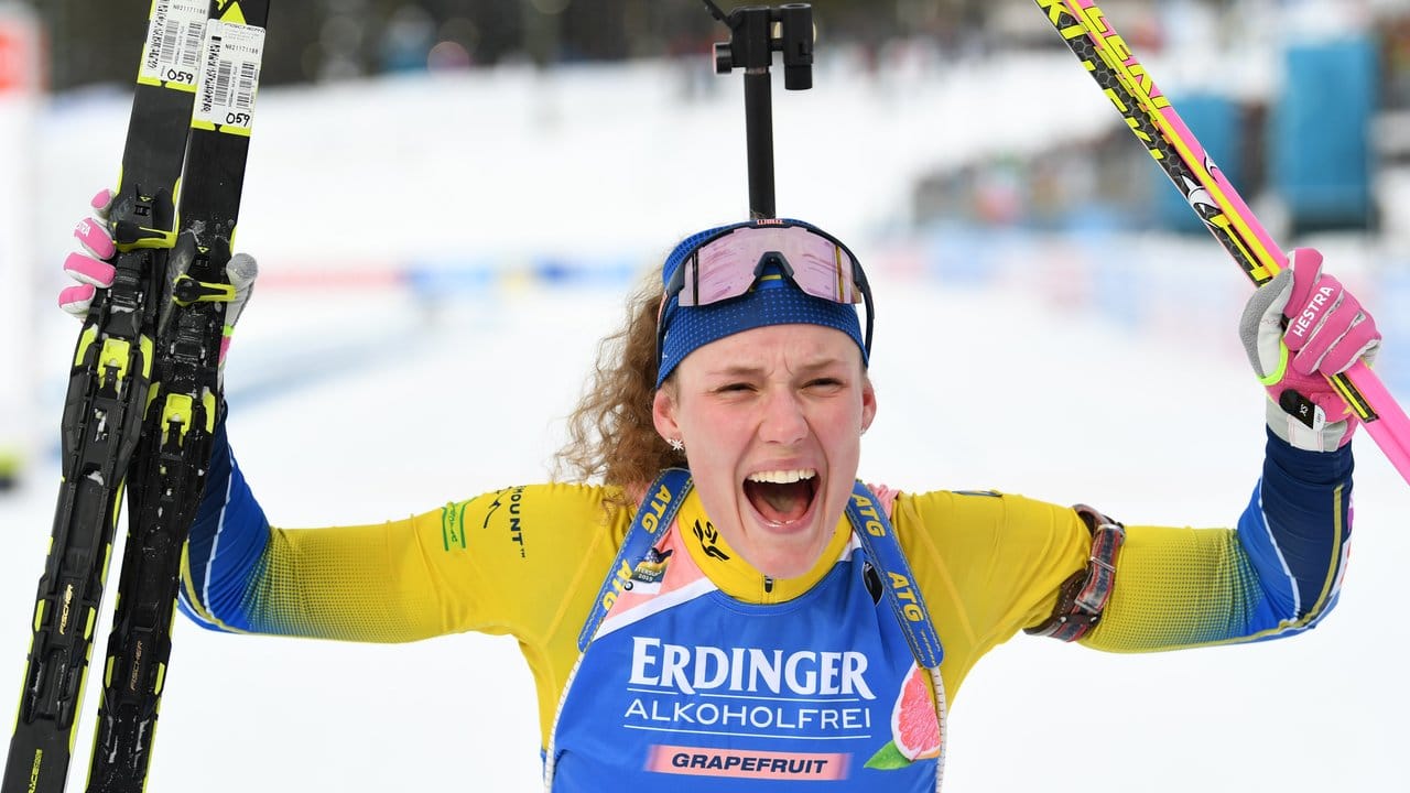 Holte sich im Einzel über 15 Kilometer den Sieg: Hanna Oeberg aus Schweden jubelt im Ziel.