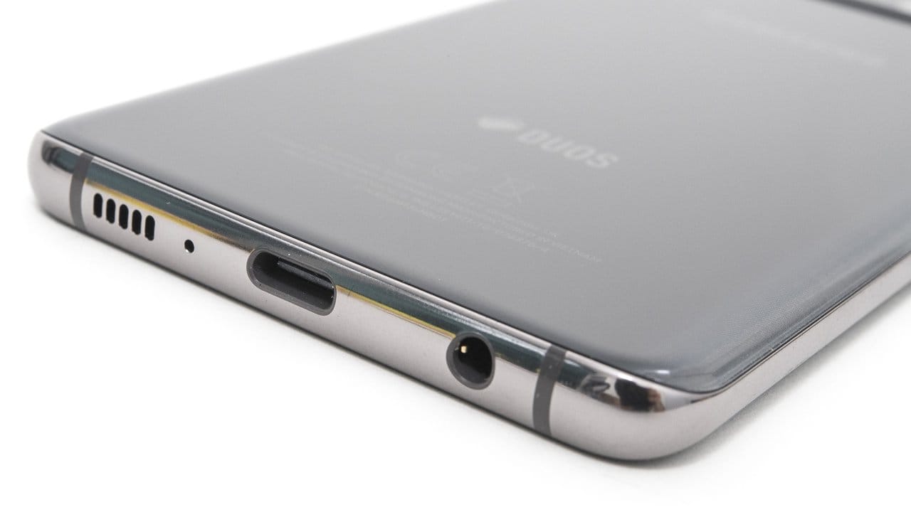 Das "Anti-iPhone": Im Gegensatz zu Apple setzt Samsung beim S10 immer noch auf die klassische Kopfhörer-Buchse.