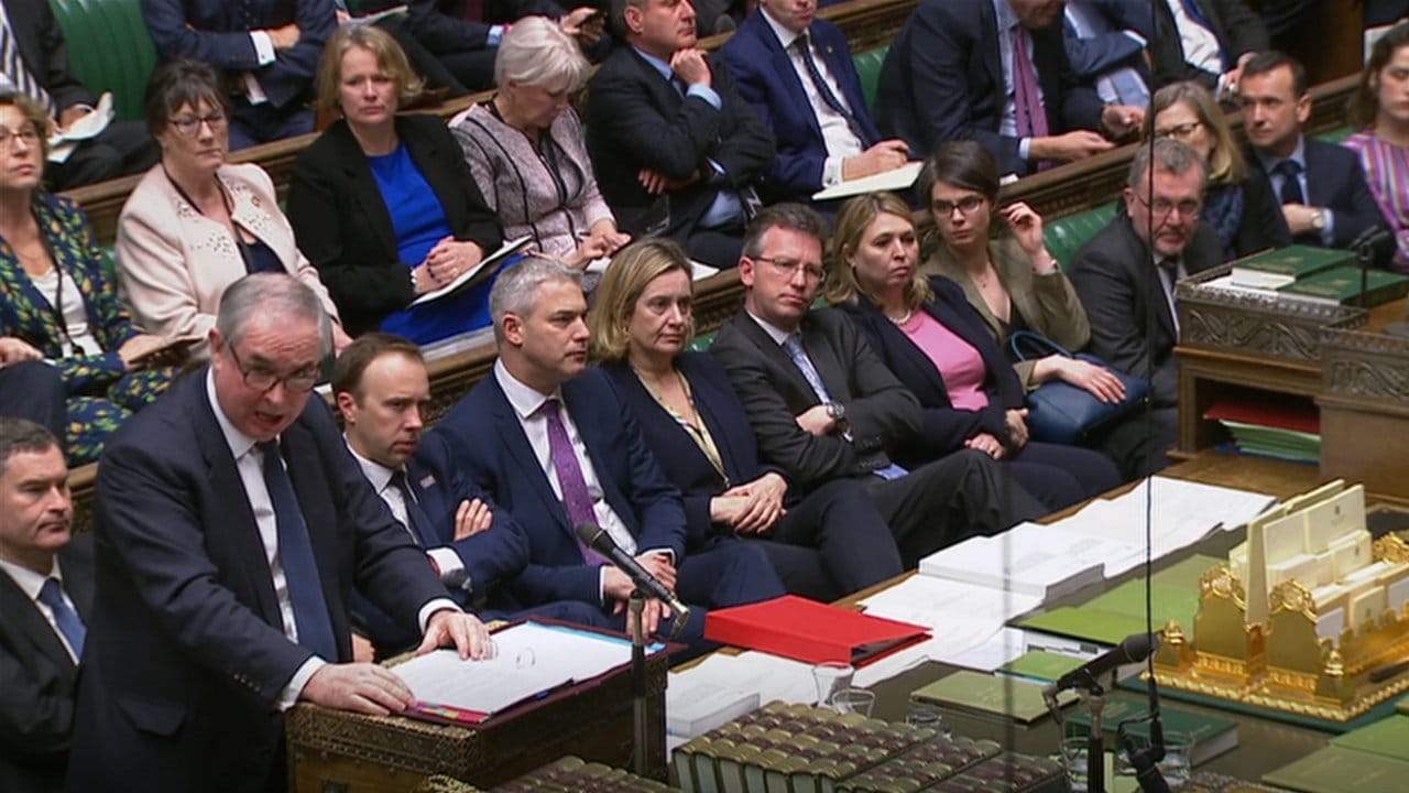Skeptische Mienen im Parlament, während Generalstaatsanwalt Geoffrey Cox seine weiter bestehenden Zweifel am Brexit-Abkommen von Premierministerin May vorträgt.