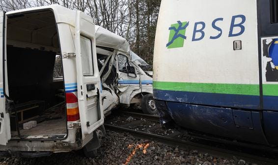 Stark beschädigter Transporter auf den Gleisen: Das Fahrzeug ist von der Breisgau S-Bahn erfasst und rund 100 Meter mitgeschleift wurde.