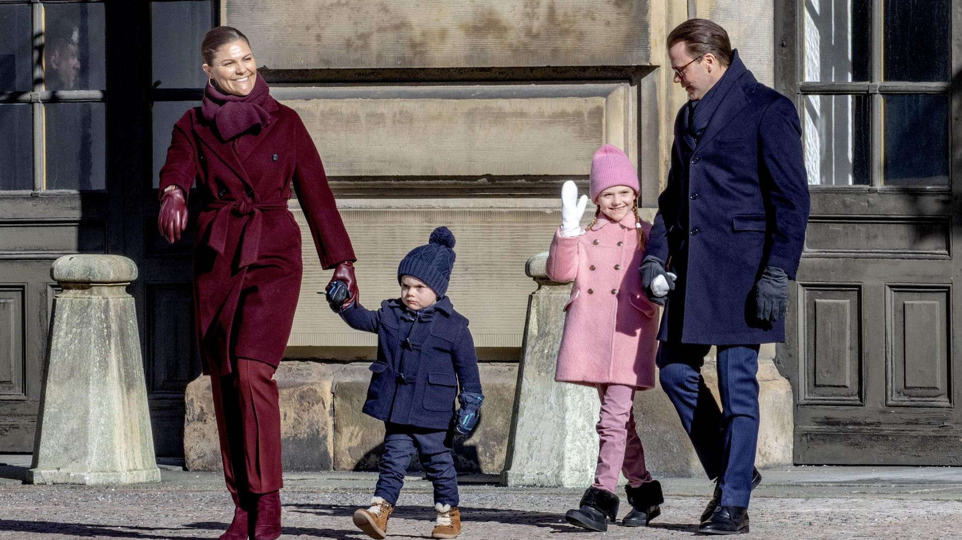 Die Familie der Kronprinzessin kommt aus dem Palast.