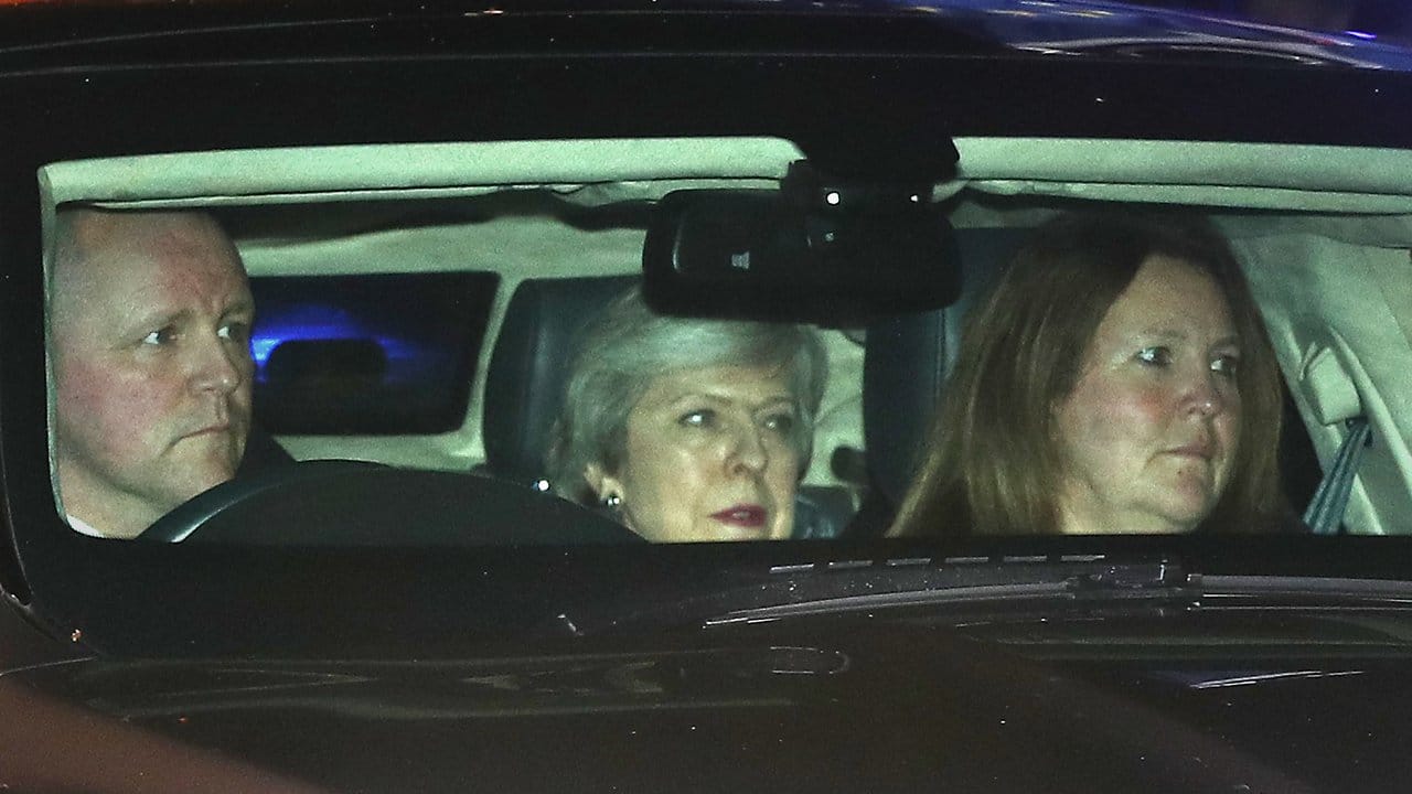 Theresa May verlässt nach der Abstimmungsniederlage das Parlament.