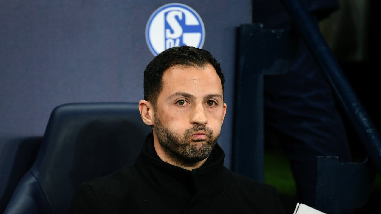 Schalkes Trainer Domenico Tedesco verfolgt die haushohe Niederlage bei Manchester City.