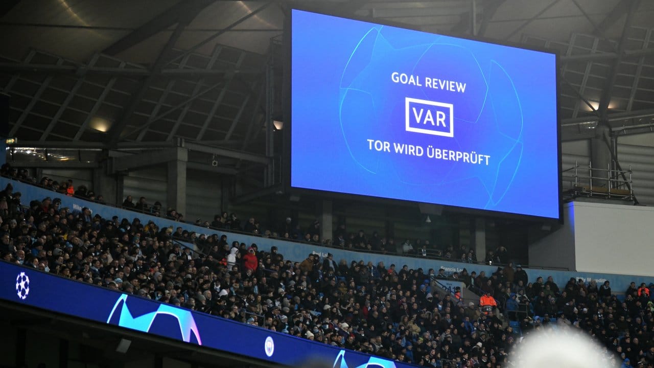 "Goal review" (Tor wird überprüft) ist auf der Anzeigetafel zu sehen, während die Video-Schiedsrichter ein Tor überprüfen.