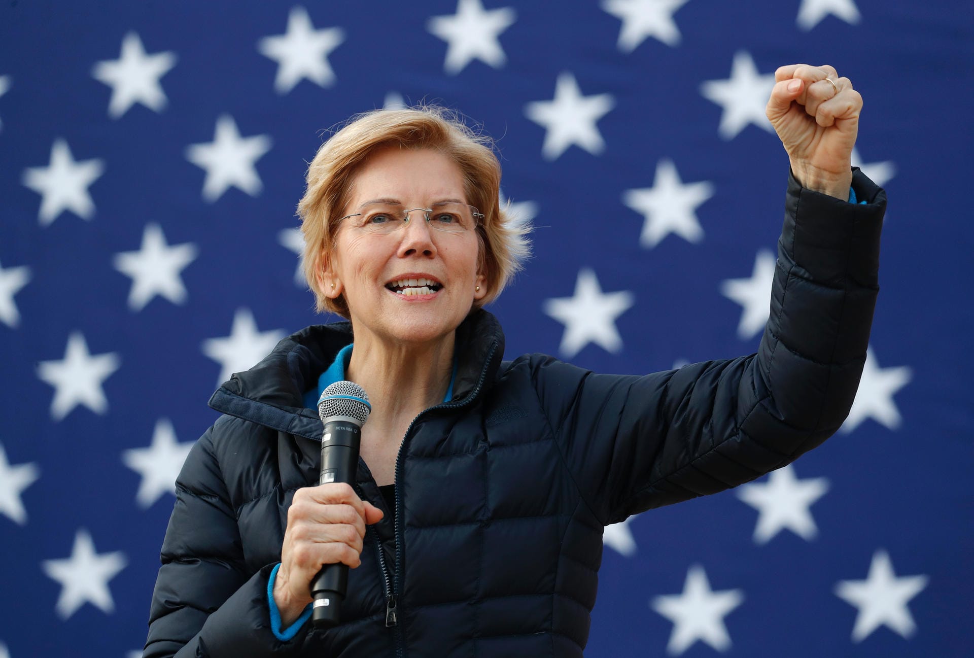 Auch Elizabeth Warren steht stramm links: Höhere Steuern für Multimillionäre, Krankenversicherung für alle – das passt gut zur Stimmung an der Parteibasis. Die 70-jährige Senatorin aus Massachusetts galt zwischenzeitlich als Favoritin, schnitt jedoch bei den ersten Vorwahlen enttäuschend ab.