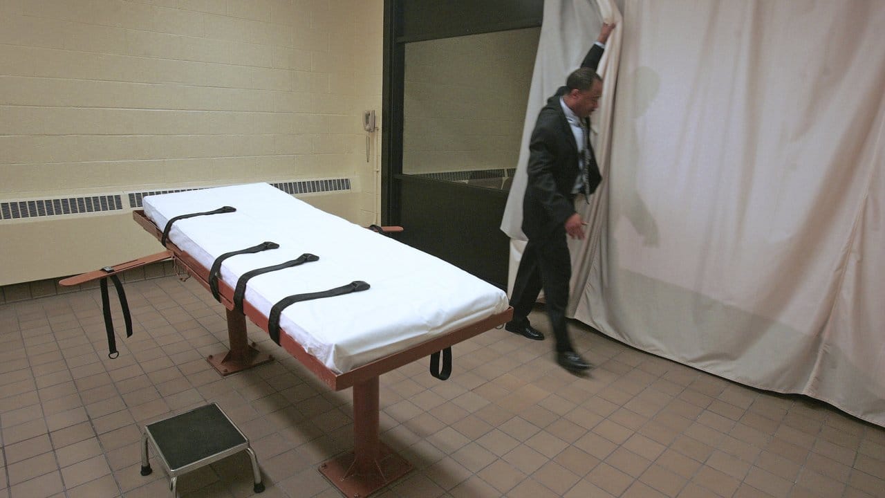 Larry Greene, Pressesprecher der Southern Ohio Correctional Facility, demonstriert, wie im Gefängnis in Lucasville ein Vorhang zwischen Hinrichtungsraum und Zeugenraum gezogen wird.