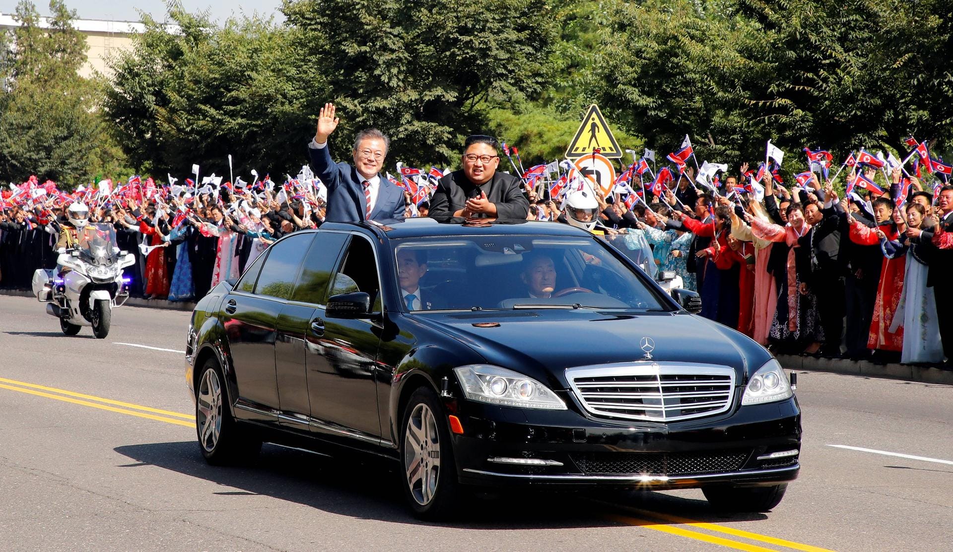 Kim Jong Un und Moon Jae In in einer Mercedes S-Klasse