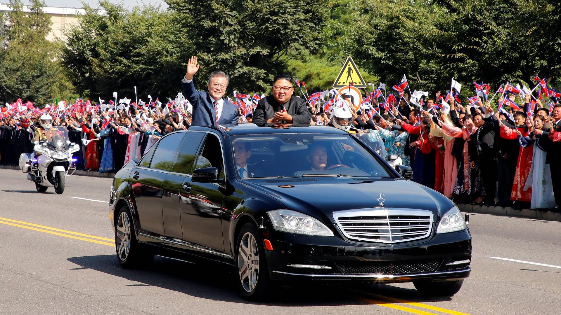 Kim Jong Un und Moon Jae In in einer Mercedes S-Klasse