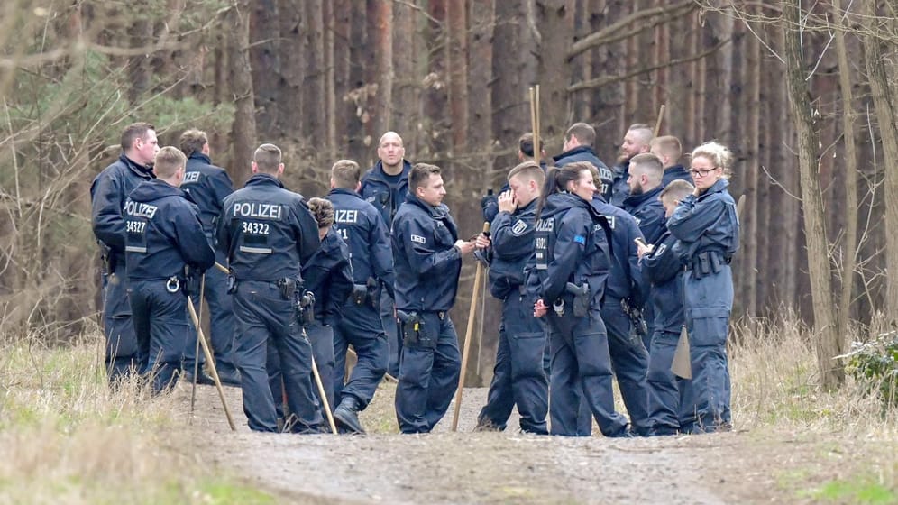 Polizisten im brandenburgischen Kummersdorf: Auf der Suche nach Rebecca wurde eine großangelegte Suchaktion eingeleitet.