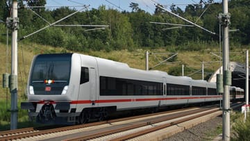 ECx von außen: Ein Zug besteht aus einer Mehrsystemlok und 17 Wagen und kann eine Geschwindigkeit von bis zu 230km/h fahren.