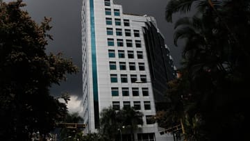 Von dunklen Gewitterwolken umgeben: Das Gebäude der deutschen Botschaft in Caracas.