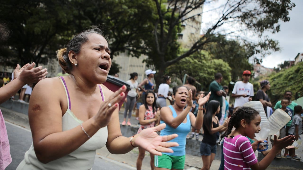 Frauen protestieren mit leeren Wasserkanistern auf einer Hauptverkehrsader der venezolanischen Hauptstadt gegen Wassermangel.