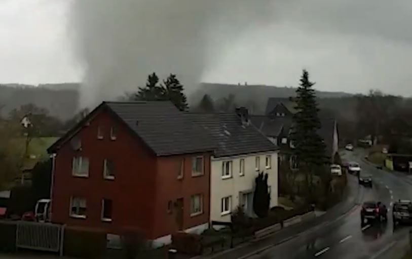 Schock in der Eifel: Ein Tornado ist durch den Ortskern der Gemeinde Roetgen gezogen.