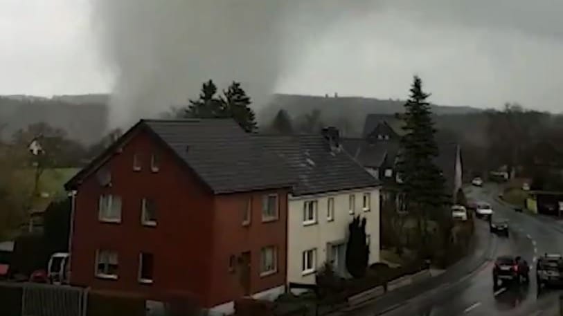 Schock in der Eifel: Ein Tornado ist durch den Ortskern der Gemeinde Roetgen gezogen.