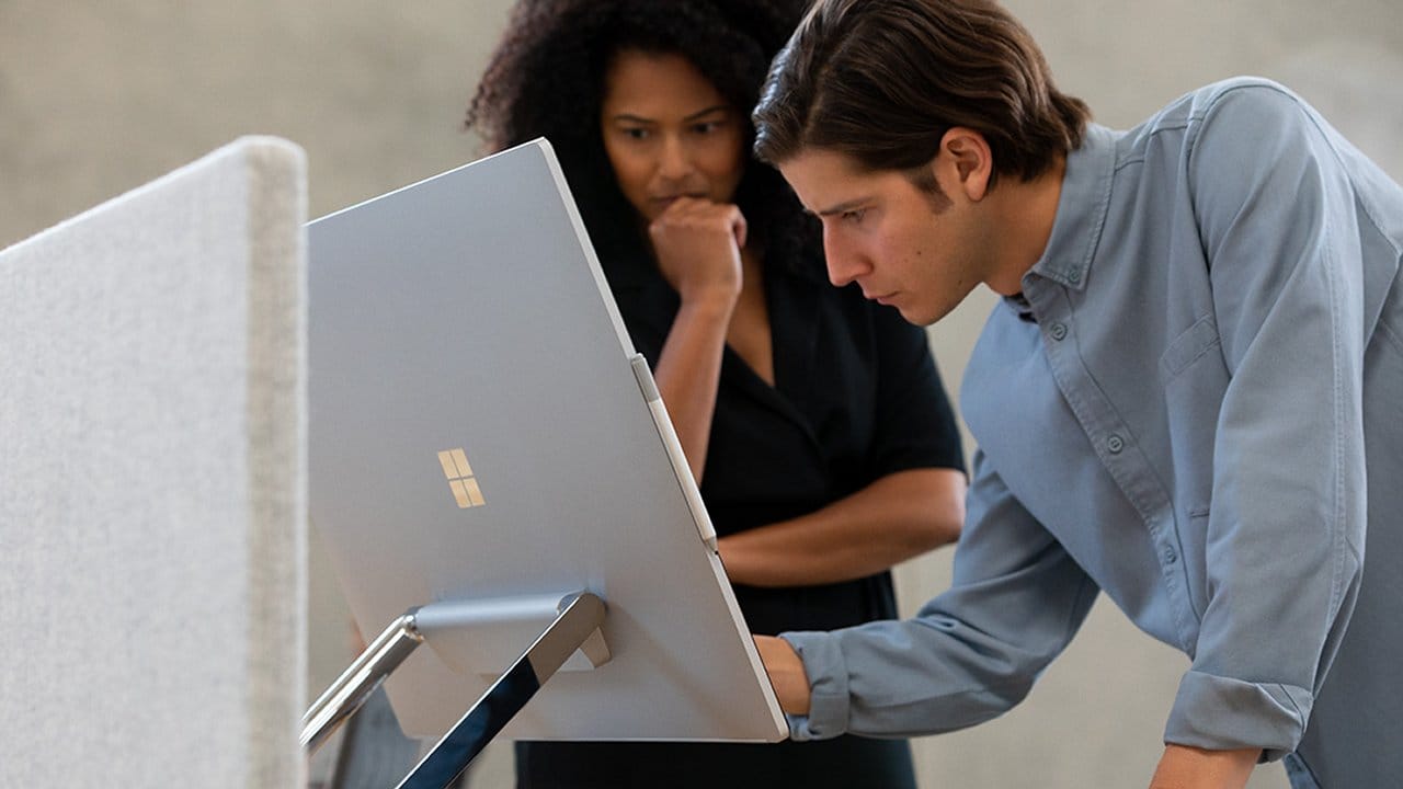 Microsofts All-in-One PC nennt sich Surface Studio 2 und ist ab 4150 Euro im Handel. Microsofts All-in-One PC nennt sich Surface Studio 2 und ist ab 4150 Euro im Handel.