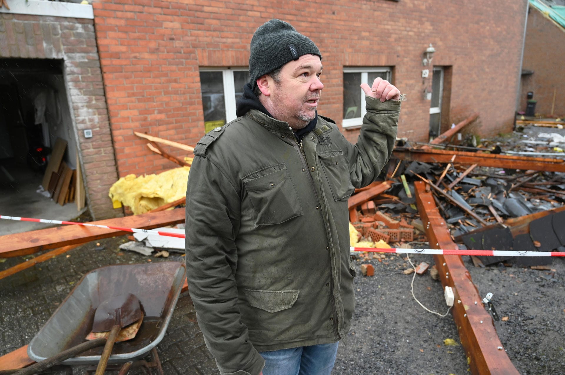Hausbesitzer Thomas Bourceau begutachtet die Schäden: Einwohner sind schockiert vom Ausmaß.