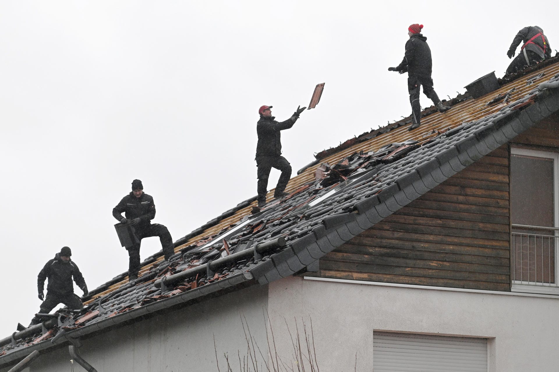 Und die Dachdecker begannen mit der Arbeit. "Hier hat jeder Roetgener geholfen, das war wirklich toll", sagt ein Feuerwehrsprecher.
