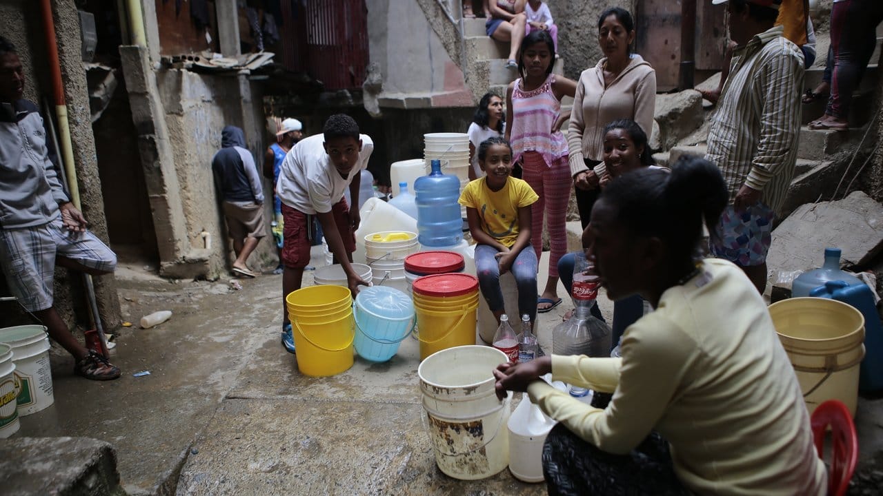 Warten auf Wasser: Die Versorgung mit fließendem Wasser soll in 80 Prozent des Landes wieder funktionieren.