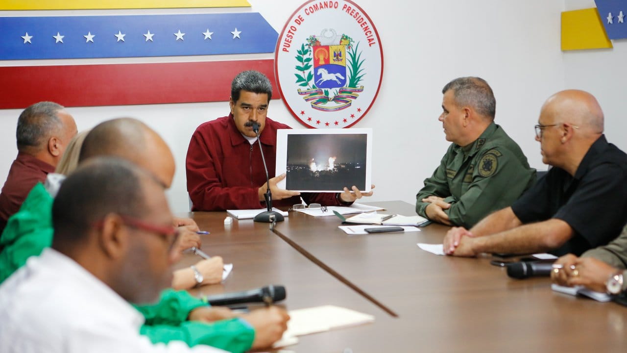 Die venezolanische Regierung um Präsident Nicolás Maduro (M) macht einen von den USA und der Opposition geplanten Cyberangriff für den Kollaps der Energieversorgung verantwortlich.