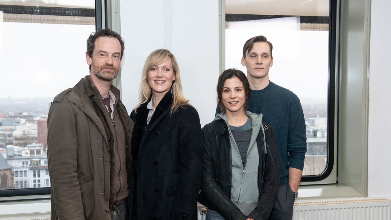 Die Schauspieler Jörg Hartmann (l-r), Anna Schudt, Aylin Tezel und Rick Okon bei Dreharbeiten in Dortmund.