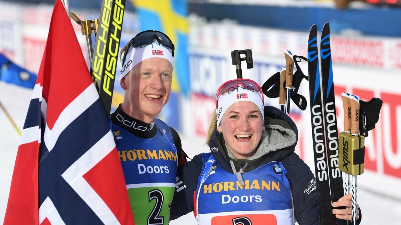 Johannes Thingnes Bö und Marte Olsbu Roeiseland aus Norwegen siegten bei der Single-Mixed-Staffel.