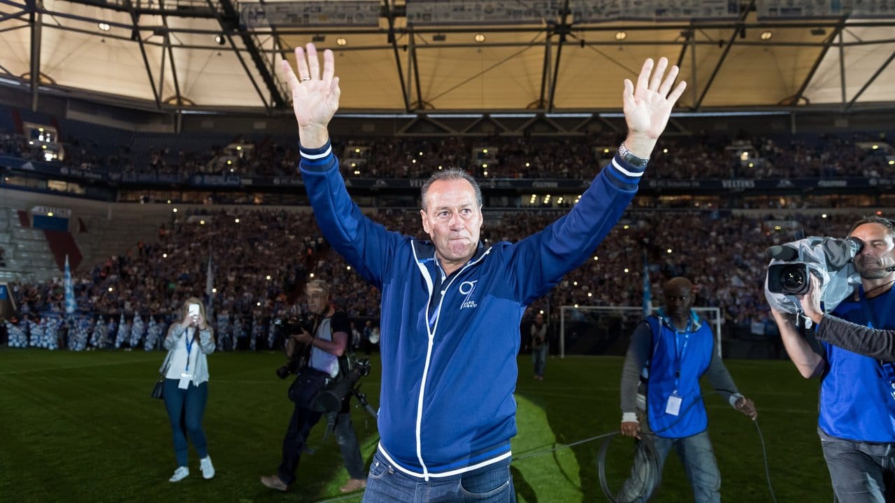 Schalkes Trainer-Legende Huub Stevens springt als Chefcoach auf Zeit ein.