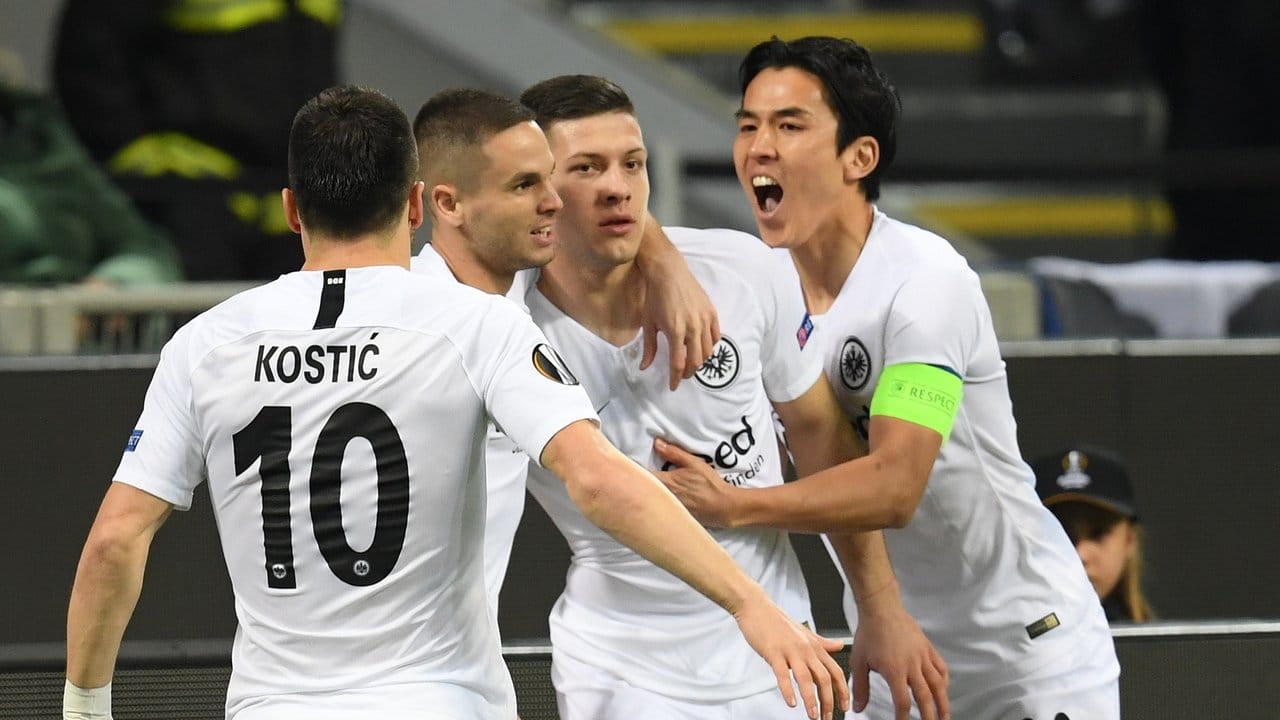 Frankfurts Spieler bejubeln den Treffer von Luka Jovic zum 1:0 gegen Inter Mailand.