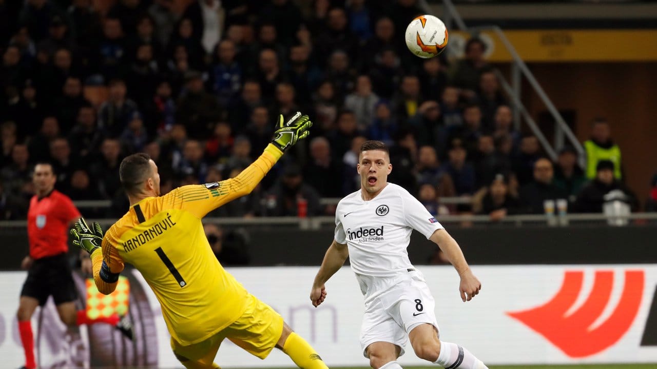 Frankfurts Luka Jovic (r) lupft den Ball über Mailands Torwart Samir Handanovic in das Tor zum 1:0.