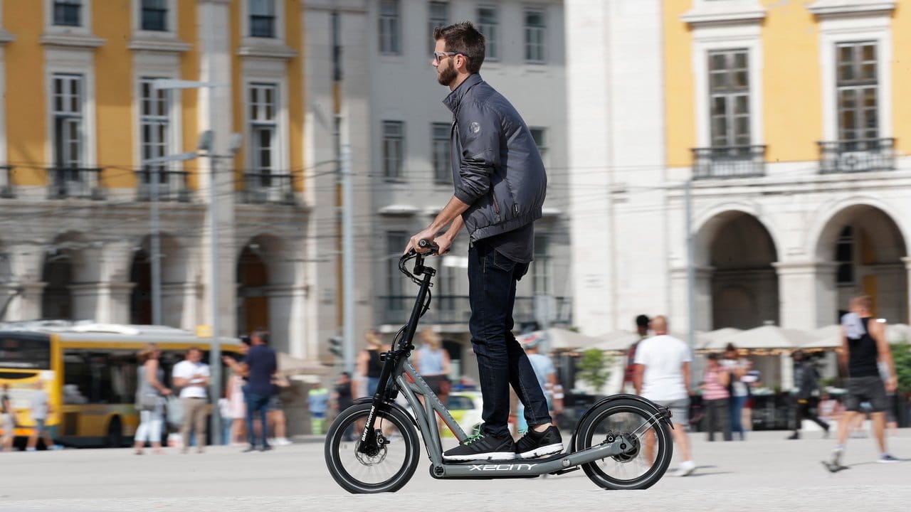 Vom Spielzeug zu einer neuen Form der Mobilität: Neue E-Roller wie der X2City von BMW gelten bieten sich zur alternativen Fortbewegung an.