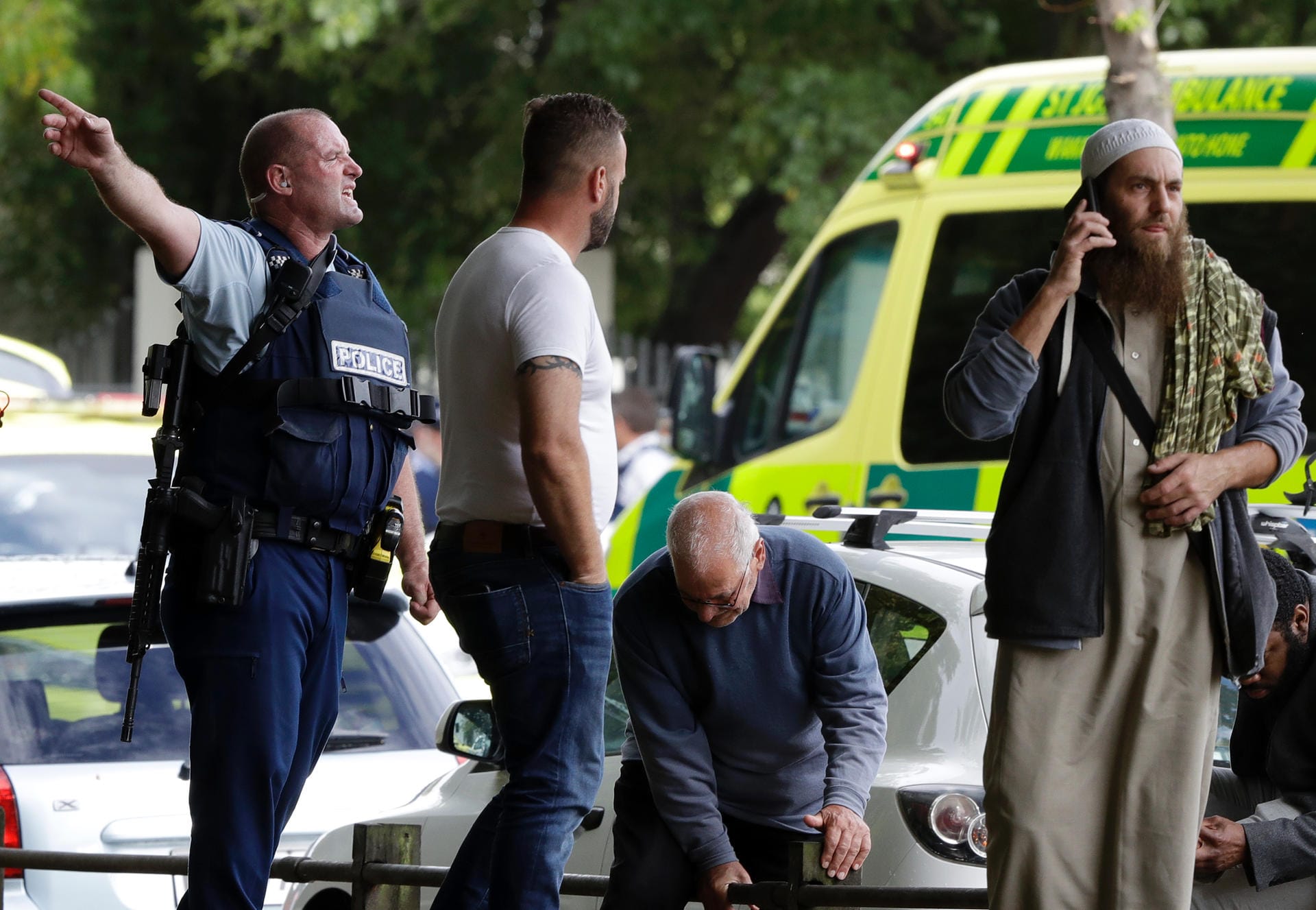 Ein Polizist räumt das Gelände vor der Masjid-al-Noor-Moschee im Zentrum von Christchurch: Zwischenzeitlich hatte die Polizei vier Verdächtige festgenommen.