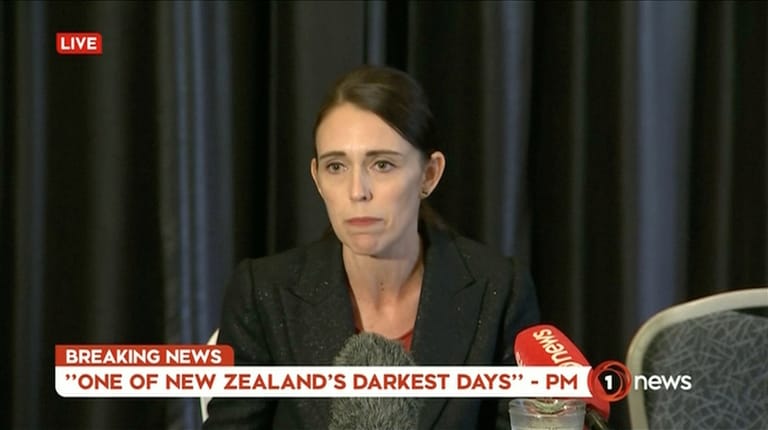 Neuseelands Premierministerin Jacinda Ardern verurteilte den Angriff und sprach den Angehörigen der Opfer ihr Beileid aus. "Neuseeland ist ihre Heimat. Sie hätten sich hier sicher fühlen sollen."