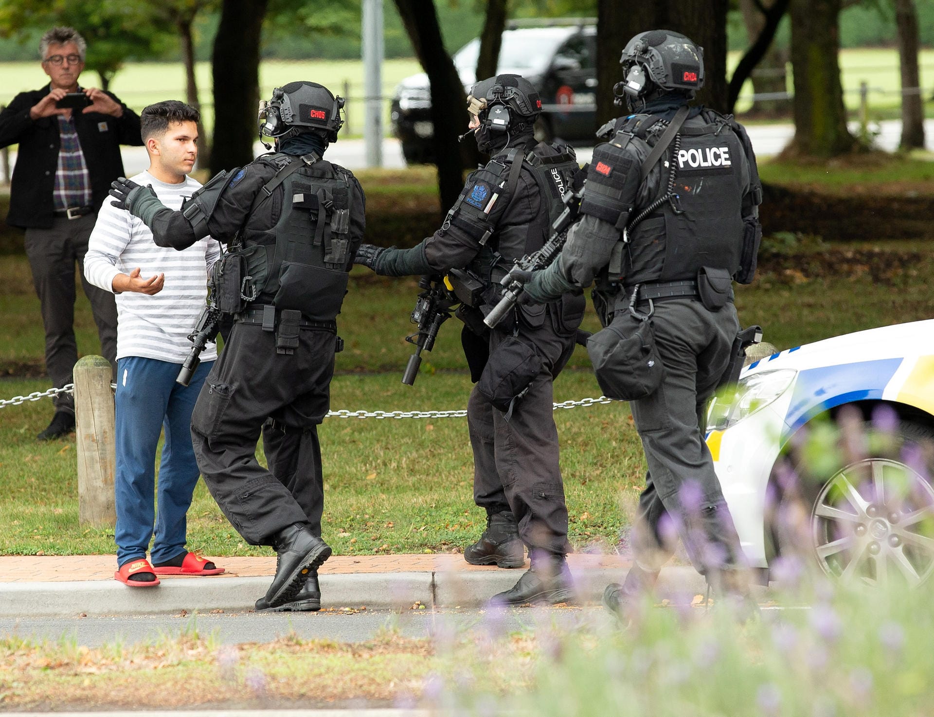 Polizisten halten einen Angehörigen vor der Masjid-al-Noor-Moschee zurück: Die Stadt Christchurch ließ nach dem Angriff alle staatlichen Gebäude schließen.
