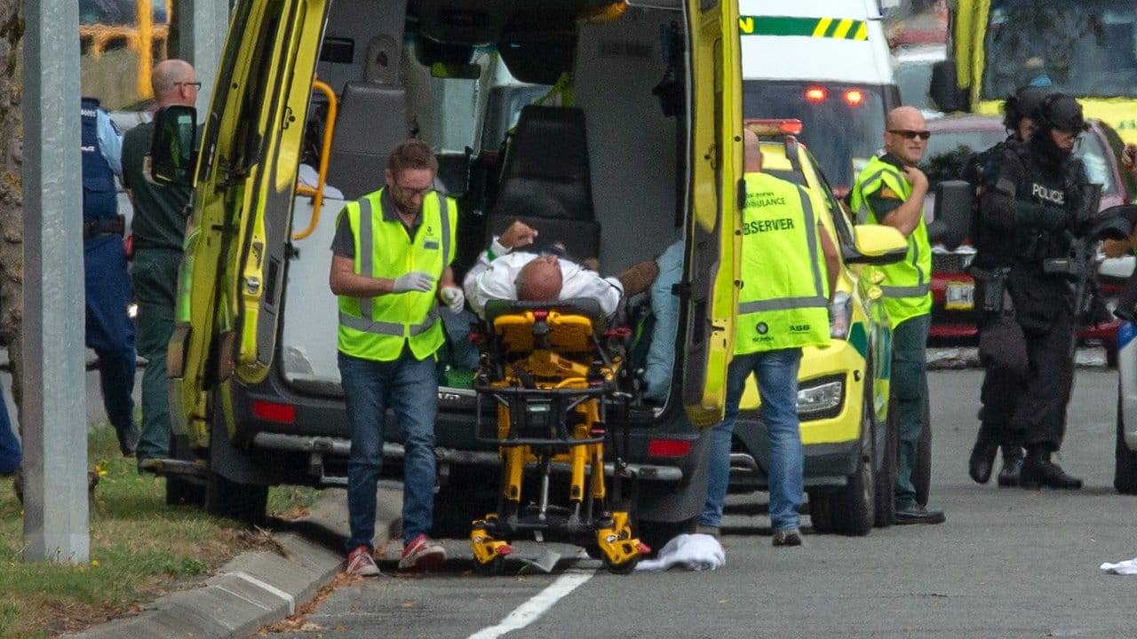 Ein Verletzter wird nach dem Angriff in einen Krankenwagen verladen.