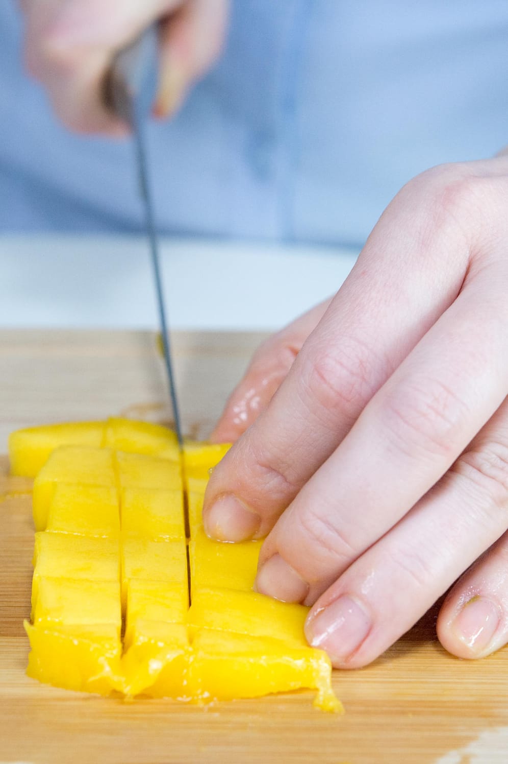 Mango: Schritt 5 – Das Fruchtfleisch in Würfel schneiden.