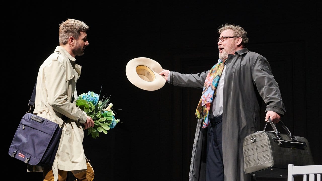 Die Schauspieler Jochen Schropp und Walter Plathe (l-r) auf der Bühne im Schiller Theater.