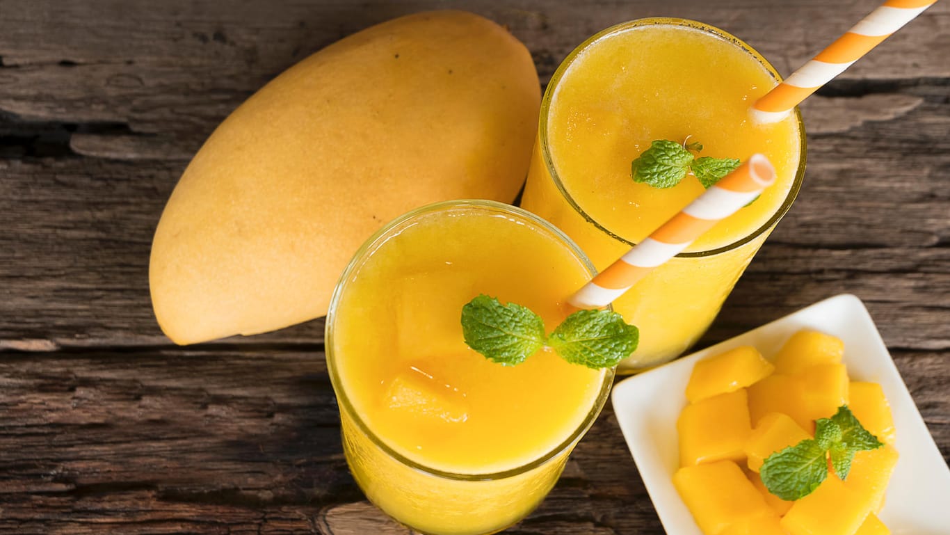 Mango-Smoothies: Der Name der pürierten Masse leitet sich vom englischen Wort "smooth" für gleichmäßig oder cremig ab.