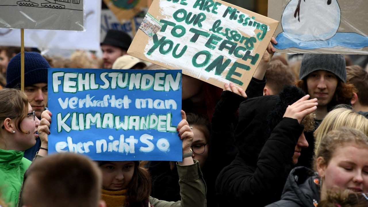"Fehlstunden verkraftet man - Kliamwandel eher nicht so": Jugendliche demonstrieren in Elmshorn für mehr Einsatz gegen die Erderwärmung.