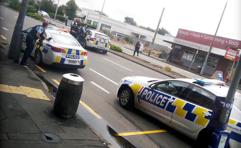 Polizisten verschanzen sich in Linwood: Die Moschee in dem Vorort von Christchurch war das zweite Angriffsziel.