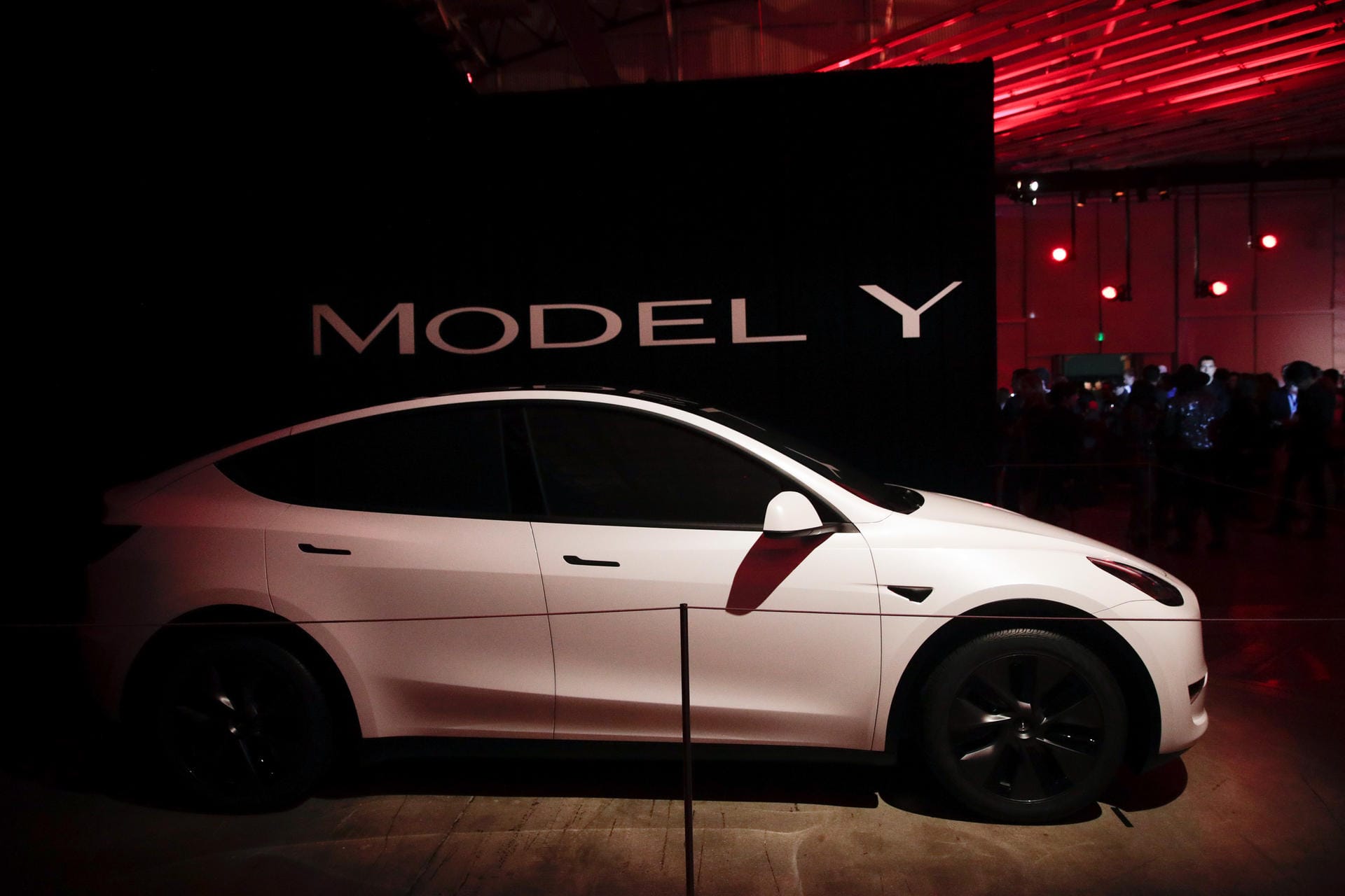Preise des Tesla Model Y: In Deutschland wird es zunächst drei Varianten geben. Das sind die Langstreckenausführung mit 505 Kilometern Reichweite für 59.000 Euro; das Hochleistungsmodell „Performance“ mit dem besten Sprintwert und einer Höchstgeschwindigkeit von 241 km/h ab 67.000 Euro sowie das vorläufige Einstiegsmodell mit der größten Reichweite (540 Kilometern) für mindestens 55.000 Euro.