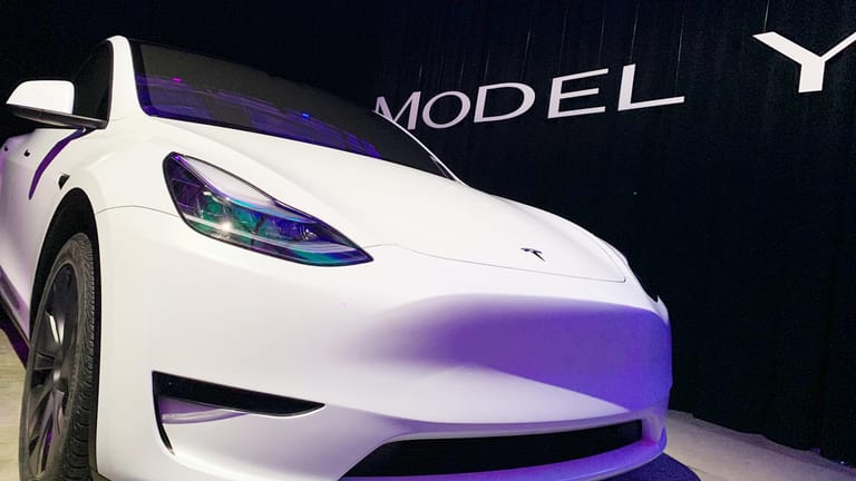 Front des Tesla Model Y: Die Kunden können aus verschiedenen Antriebs-Varianten wählen, die möglichen Reichweiten betragen bis zu 540 Kilometer.