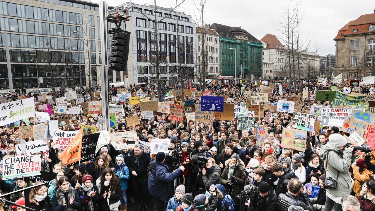 "Fridays for Future"-Demo in Berlin: Weltweit stehen etwa 1700 Kundgebungen in rund 100 Ländern auf dem Programm.