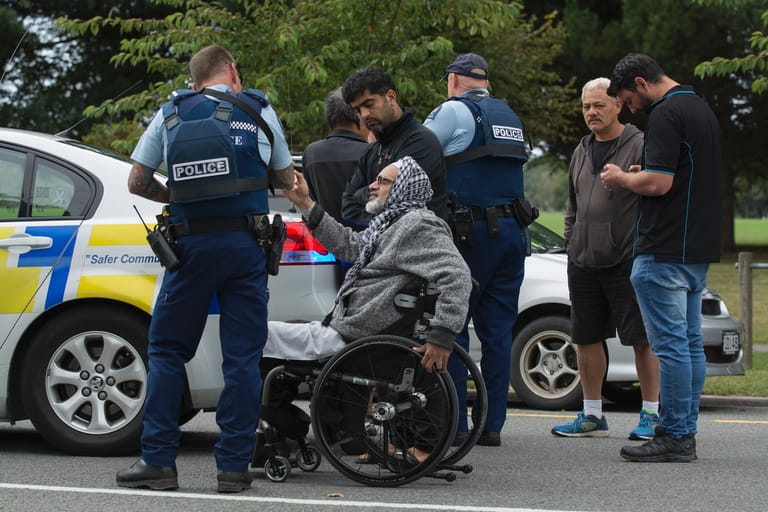 Die Polizei spricht mit Zeugen nach einem Angriff auf die Masjid Al Noor-Moschee in Christchurch.