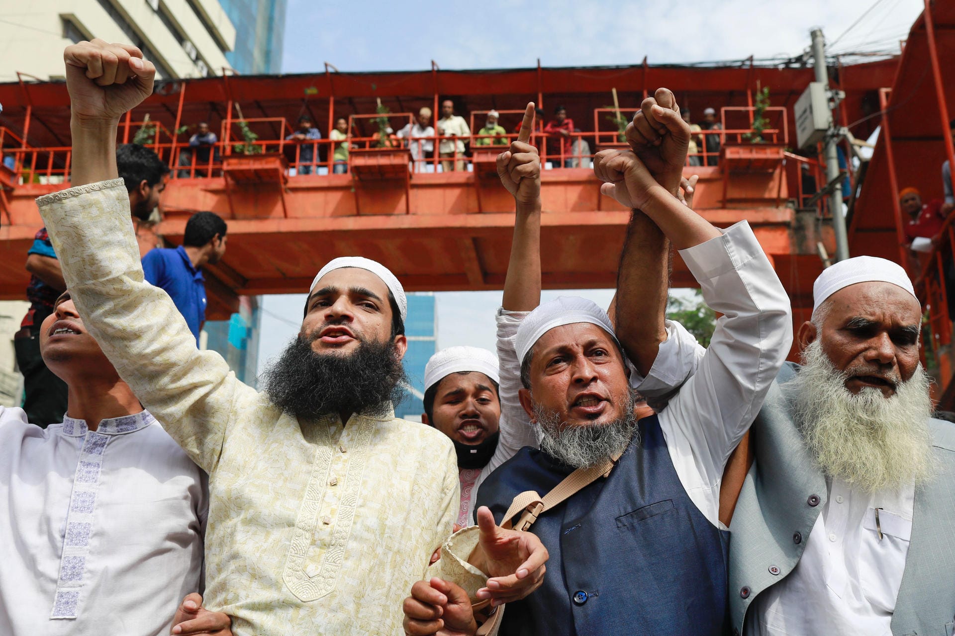 In Dhaka in Bangladesch rufen Aktivisten Slogans während eines Protestes gegen den Angriff auf Moscheen in Neuseeland vor der Baitul Mukkaram National Moschee. Die Kricket-Nationalmannschaft von Bangladesch ist knapp dem mutmaßlichen Terrorangriff in Neuseeland entkommen. Das Team wollte am Freitag vor einem geplanten Spiel gegen Neuseeland zum Freitagsgebet die Al-Nur-Moschee besuchen.