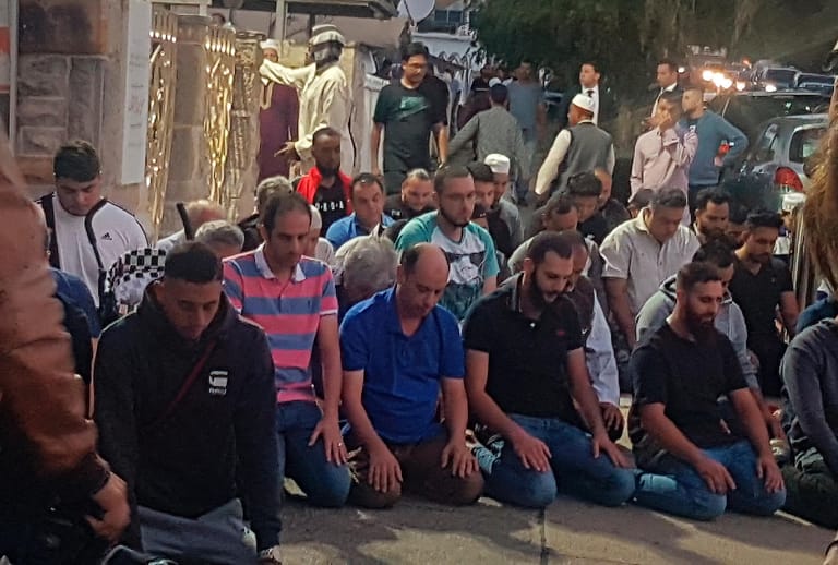 Gläubige Muslime beten an der Lakemba Moschee in Australien für die Opfer und ihre Angehörigen nach den Angriffen auf zwei Moscheen im neuseeländischen Christchurch.