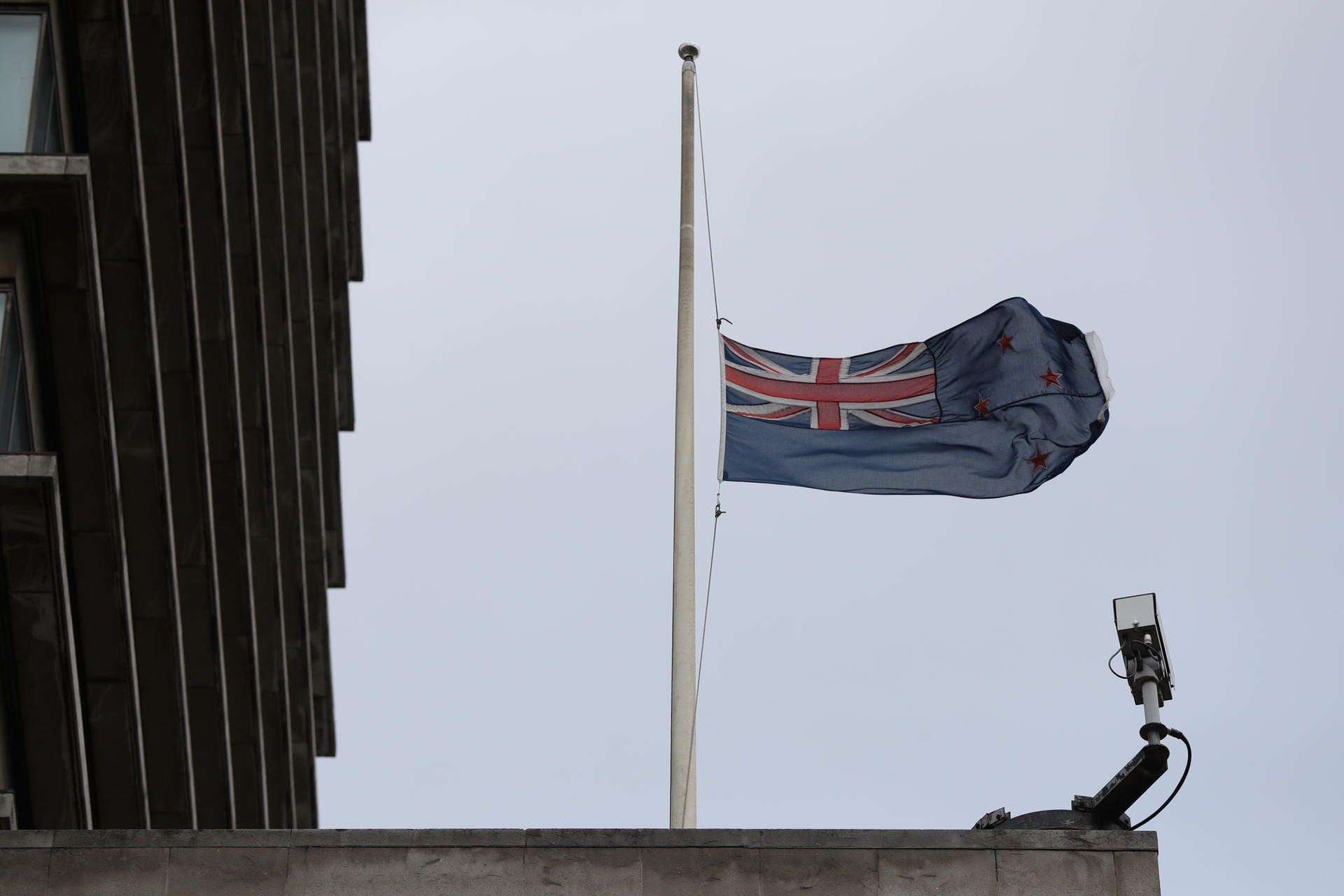 An der neuseeländischen Botschaft in London weht die Flagge auf Halbmast.